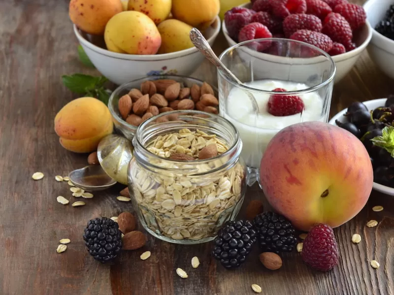 При дисбактериозе полезны кисломолочные продукты, орехи, свежие фрукты, малина и ежевика <br/>Фото: shutterstock.com
