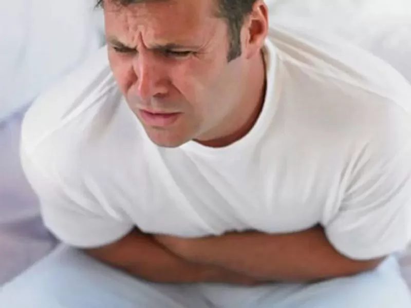В зависимости от клинической формы хронического дуоденита боль и тяжесть в животе могут сопровождаться запорами или диареей