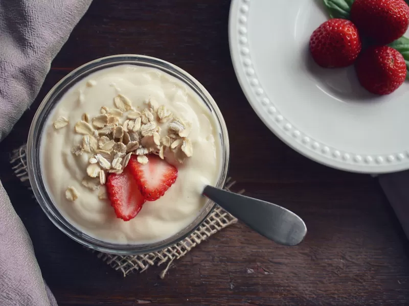 Йогурт и молочные продукты не возбраняются, но нужно учитывать общее количество белка в пище