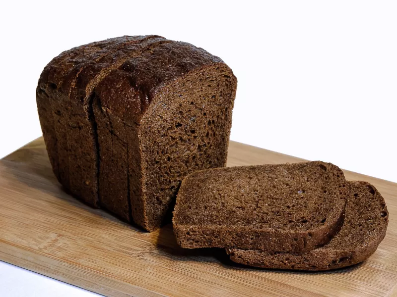 Черный хлеб, отруби, макароны из цельного зерна содержат много природной клетчатки