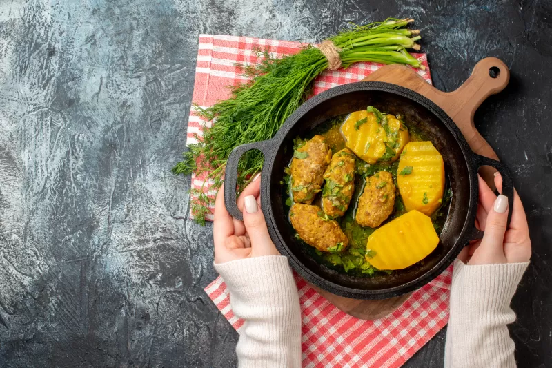 Картофель с котлетой и зеленью — отличное блюдо при гастрите