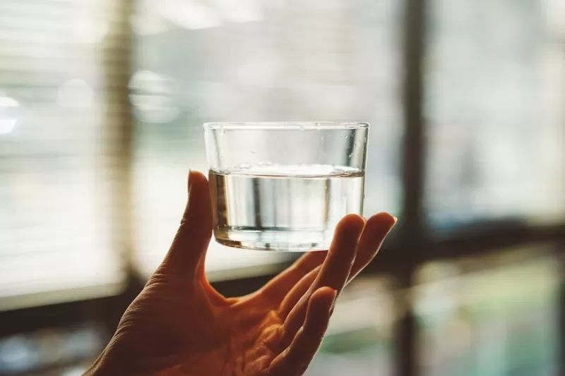 Врач-гастроэнтеролог ответила, вредно ли запивать еду водой